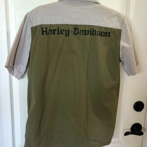 EUC Harley Davidson olive green & khaki button-down, short sleeve cotton shirt M